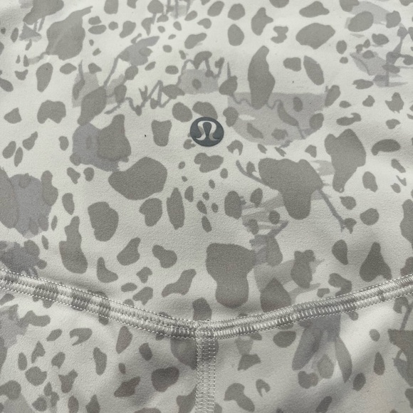 Lululemon Athletica Gray and White Patterned Leggings - Picture 3 of 4